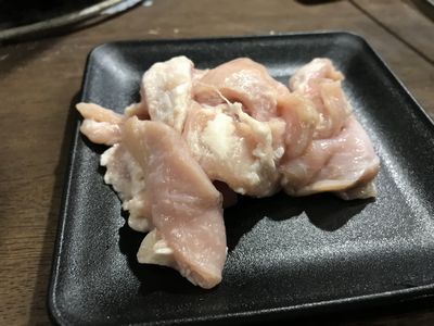 豚ホルモンがっっっっ!「100円」∑(๑º口º๑)!!ナント!? 北見ホルモン、住宅街の街焼肉,,,頑として値上げしない根性を味わおう(๑و class=