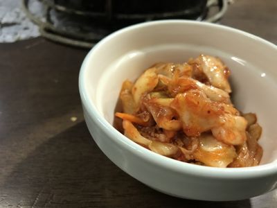 豚ホルモンがっっっっ!「100円」∑(๑º口º๑)!!ナント!? 北見ホルモン、住宅街の街焼肉,,,頑として値上げしない根性を味わおう(๑و class=