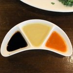 海南鶏飯食堂 - 海南鶏飯 900円 の醤油、生姜ダレ、チリソース