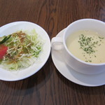ビストロジャンティーユ - ランチにつくサラダとスープ
