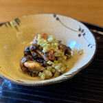 瞬 - 鰻の肝焼き&鰻の襟焼き、刻み酢漬け山葵茎載せ