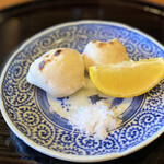 瞬 - 炭火焼き虎河豚白子(兵庫県淡路島産)、淡雪塩(徳島県産)添え、有機栽培檸檬(静岡県静岡産)