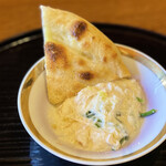 瞬 - 法蓮草(自家栽培)&毛蟹(鳥取県産)入り、虎河豚白子(兵庫県淡路島産)&生クリーム&チーズの濃厚ホワイトソースグラタン、焼きピザ生地添え