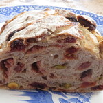 アトリエサコ - チェリーとピスタチオ、ルビーチョコレートのカンパーニュ