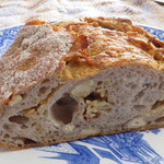 アトリエサコ - スモークチーズとカシューナッツのライ麦カンパーニュ