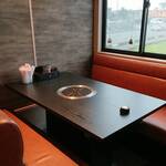 焼肉 丸美屋 - テーブルソファー4名席(カーテンで仕切ると半個室になります)