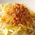 Refreshingly stir-fried bean sprouts and yellow crab topped with crispy dried scallops