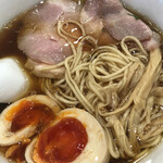 らぁ麺はやし田 - 特製醤油らぁめんのアップ