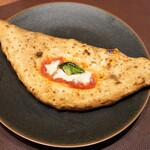 Est pizzeria e trattoria GION - リピエノ（包み焼きピッツァ）