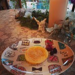 ラッシーのおうち - ワンちゃん用のパンケーキ、米粉と卵のシンプルな仕上げです。提供時はきな粉でコーティングしてあります。