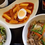 Resutoran Kyousen - 肉野菜炒め丼・トッポギ・サラダ・わかめスープ・キムチ