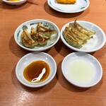 Hidakaya - ノーマル餃子とバジル餃子、味比べ