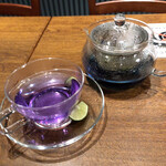 マンゴツリーカフェ - すだちを入れると紫に…