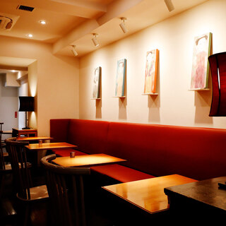 1階 テーブル席【2名様×7卓、4名様×5卓