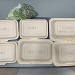 ミ・レイ - エコな紙製のテイクアウト容器。手書きでメニュー名や食べ方まで書いてくれて親切。