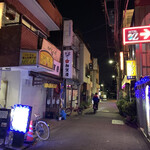 ミ・レイ - 付近の怪しい雰囲気も長年変わりそうで全然変わらない(笑)。お向かいはホテル。