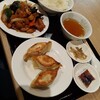 独一処餃子 - 週替わり定食Bの鶏肉とカシューナッツ炒め。名物の餃子もつきます。