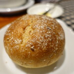Rotisserie Un Deux - 焼き立てライ麦パン