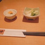 Tonkatsu Masaru - 先に”うずら卵”の黄身が入った”大根おろし”と、“キャベツ”と“高菜”の塩漬けの”お新香”が運ばれてきました。