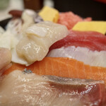 Ichibano Sushiyasan - 海鮮丼のアップ、ホタテは甘くてプリプリ♪