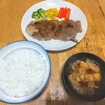 上田屋精肉店 - A5ランクサーロイン定食！どんぶり飯と赤だしとテキトーな三色付け合わせ！