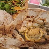 やさいの王様 銀座店 - サーモンを包みから開いたところ