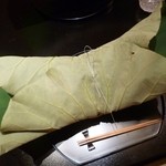 京都 吉兆 - 2012.08　ハスの葉に包まれた、、、箸との対比で大きさが解りますか？