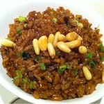 中国飯店 富麗華 - 松の実と牛肉のたまり醤油チャーハン