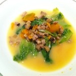 中国飯店 富麗華 - リーフレタスとカボチャ、豚挽き肉の白湯スープ仕立て