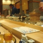 鮨処 音羽別館 - 白木の清潔な一本カウンター