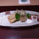 神保町 傳 - 芝海老のおくらの花包み揚げ