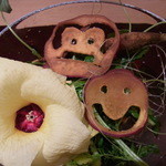 神保町 傳 - 畑の様子に似顔芋