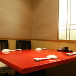 紀文 - 半個室のテーブル席も設けております。