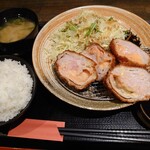 薬膳鍋 豚しゃぶ専門店 西谷 - ランチの週替りミルフィーユかつ✨こちら明太チーズ。巻かれる中身がほぼ日替わりだそう。生野菜シャキシャキ。ひじき煮や、白菜とわかめのお味噌汁も美味しいです。別皿のソースも中濃で合う！