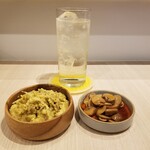 スパイスパレット - マサラポテトとマッシュルーム、カルチュウ(カルダモン×焼酎)のソーダ割のアチャール
