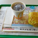 マクドナルド - ドリンク写真:チーズバーガーとアイスコーヒーS