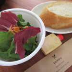 ジュイップ - パスタにセットのサラダとバゲット