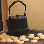 じき 宮ざわ - 鉄瓶と、最中の皮