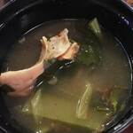 シュエターニ - 味噌汁のようなスープ。骨つき鶏の出しが温まります。