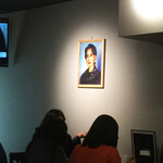 シュエターニ - 壁で微笑む女史は今何思う?