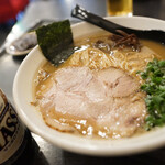 サッポロ ラーメン ハチ - とんこつラーメン