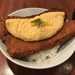 Robatabaru Samata - 玉子が乗っかって美味しそうなビジュアル。