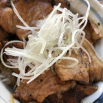 十勝豚丼 いっぴん - 豚肉は香ばしくなかなか美味しい♪