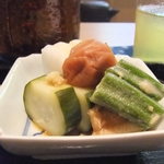じき 宮ざわ - きゅうりのぬか漬け、ハリハリ漬け、梅干し、おくらの味噌あえ