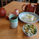 とんかつめ組 - 最初に来た冷奴と野菜の小鉢