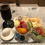ヒロミ - アイスコーヒー350円に150円追加してフルーツ盛り合わせにバタートーストに野菜サラダに玉子に豆菓子付きのモーニングセット500円を！