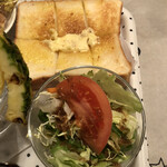 ヒロミ - 野菜サラダにバタートースト！