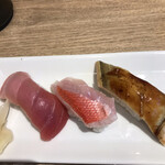 Sushi Tsukiji Nihonkai - 金目鯛２００円、穴子２５０円、本鮪中トロ３５０円。中トロが特に良かったです（╹◡╹）。金目鯛は少し生臭く、穴子は処理が今ひとつでした。。