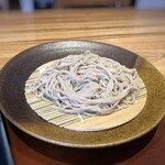 酒と蕎麦 まき野 - ＊お蕎麦の量は若干少なめですが、私には丁度いいですね。 お蕎麦の知識が全くないのですが、食感もよく美味しいと感じました。