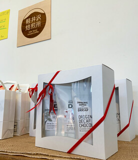 軽井沢焙煎所 - バレンタイン限定ギフト！！でカフェのコーヒー豆とチョコレートのセットです！